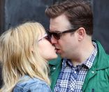 Olivia Wilde et son petit ami Jason Sudeikis : baiser plein de tendresse pour le couple dans les rues de Manhattan le 14 avril 2012 à New York