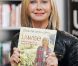 Olivia Newton-John, 63 ans : Sublime en cuir, elle donne des cours de cuisine