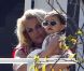 Britney Spears avec un enfant de la famille Spears, à Los Angeles, le 5 mai 2012.