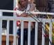 Britney Spears avec un enfant de la famille Spears, à Los Angeles, le 5 mai 2012.