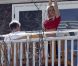 Britney Spears profite du soleil sur une terrasse, en famille, à Los Angeles, le 5 mai 2012.