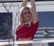 Britney Spears profite du soleil sur une terrasse, en famille, à Los Angeles, le 5 mai 2012.