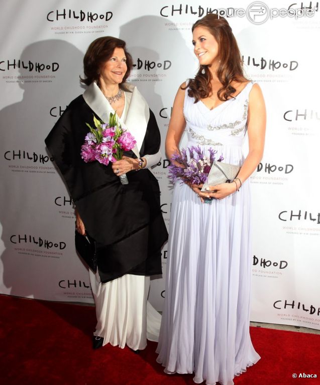 La reine Silvia de Suède et sa fille la princesse Madeleine réunies pour le gala de la World Childhood Foundation, le 8 mai 2012 au Gotham Hall de New York.