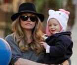 Rebecca Gayheart présente enfin sa petite Georgia