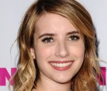 Emma Roberts souriante lors de la soirée Nylon pour The Young Hollywood Issue, titre de son numéro de mai. Hollywood, le 9 mai 2012.