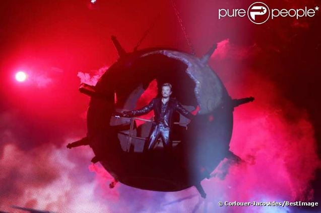 Exclu : Entrée sur scène impressionnante pour Johnny Hallyday, à Montpellier pour le coup d'envoi de sa tournée, le 14 mai 2012.