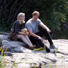 Alexander Skarsgard et Joanna Vanderham sur le tournage de What Maisie Knew, à New York en août 2011.