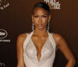 La chanteuse Cassie lors de la soirée Carnaval d\'Haïti animée par Sean Penn. Cannes, le 18 mai 2012.