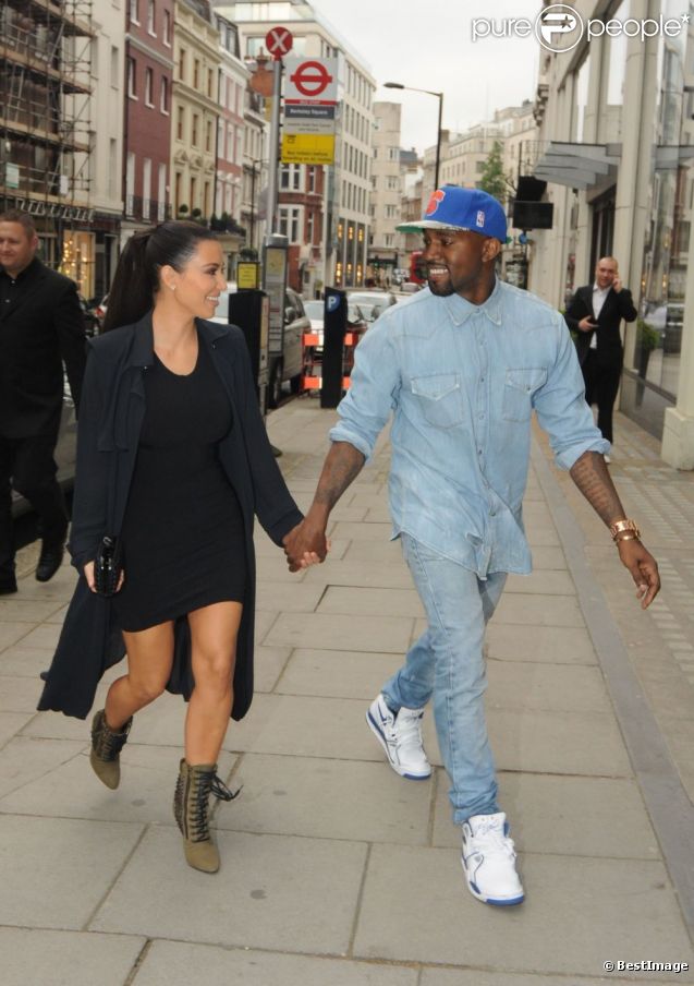 Kanye West et Kim Kardashian sortent de leur hôtel Athaneaum pour aller au restaurant Hakkasan, le 20 mai 2012 à Londres