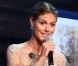 Heidi Klum sur l'estrade lors de la vente de charité du gala de l'amfAR à l'hôtel du Cap Eden Roc, vend une montre. Cap d'Antibes, le 24 mai 2012.