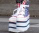 Willow Smith, 11 ans, se promène dans Paris avec sa mère Jada Pinkett Smith, le 12 mai 2012.
