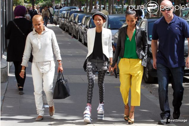 Willow Smith, 11 ans, se promène avec sa mère Jada Pinkett Smith dans Paris, le 12 mai 2012.