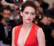 Kristen Stewart et son décolleté audacieux, lors de la montée des marches du film de son amoureux (Robert Pattinson), Cosmopolis au Festival de Cannes 2012