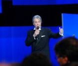 Alain Delon rend hommage à Romy Schneider lors des César en 2008