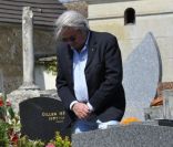  Alain Delon se recueillant le 29 mai 2012 sur la tombe de Romy Schneider, trente ans après sa mort 