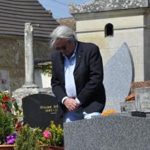 <p>Alain Delon se recueillant le 29 mai 2012 sur la tombe de Romy Schneider, trente ans après sa mort</p>