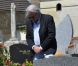 Romy Schneider : Alain Delon, seul, se recueille sur sa tombe