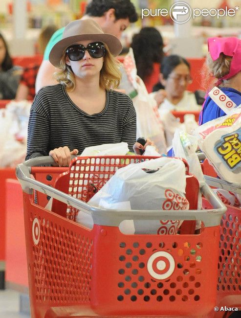 Emma Roberts se rend dans un supermarché Target à Los Angeles, le 15  mai 2012.