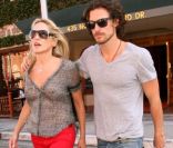 Sharon Stone, 54 ans, avec sa dernière conquête, le mannequin argentin Martin Mica. Le couple a été aperçu dans les rues de Los Angeles, le 1er juin 2012.