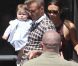 David et Victoria Beckham, avec leur fille Harper à Los Angeles le 17 avril 2012