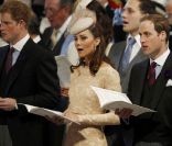  Fatiguée par la fête de la veille, Harry, Kate et William chantent avec application lors de l'action de grâces pour la reine. 
 La reine Elizabeth a été honorée par une messe conduite par l'archevêque Rowan Williams en la cathédrale Saint Paul de Londres, au matin du mardi 5 juin 2012, à l'occasion de son jubilé de diamant célébrant 60 ans de règne. Outre des personnalités politiques et des représentants du milieu associatif, les membres de la famille royale étaient présents, dont une Kate Middleton parfaite en Alexander McQueen. 