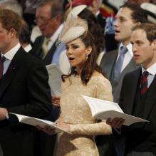 <p>Fatiguée par la fête de la veille, Harry, Kate et William chantent avec application lors de l'action de grâces pour la reine.</p>
<p>La reine Elizabeth a été honorée par une messe conduite par l'archevêque Rowan Williams en la cathédrale Saint Paul de Londres, au matin du mardi 5 juin 2012, à l'occasion de son jubilé de diamant célébrant 60 ans de règne. Outre des personnalités politiques et des représentants du milieu associatif, les membres de la famille royale étaient présents, dont une Kate Middleton parfaite en Alexander McQueen.</p>