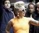 Lady Gaga dans un ensemble orange Antonio Berardi porté sur des souliers blancs Christian Louboutin à Auckland, le 5 juin 2012.