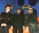 Robin Gibb des Bee Gees en compagnie de ses frères Maurice et Barry lors de l'enregistrement à Londres de l'émission Top of the Pops en avril 2001bes