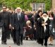 Barry Gibb et Dwina en tête de la procession aux obsèques de Robin Gibb à Thame le 7 juin 2012.