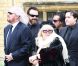 Barry Gibb, Dwina et Robin-John, le fils du chanteur, aux obsèques de Robin Gibb à Thame le 7 juin 2012.