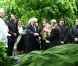Barry Gibb et Dwina pleurent un frère et un époux aux obsèques de Robin Gibb à Thame le 7 juin 2012.
