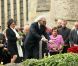 Barry Gibb et Dwina pleurent un frère et un époux aux obsèques de Robin Gibb à Thame le 7 juin 2012.