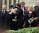 Barry Gibb et Dwina pleurent un frère et un époux aux obsèques de Robin Gibb à Thame le 7 juin 2012.
