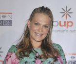 Molly Sims enceinte lors de la soirée The Step Up Women's Networks' au Beverly Hilton Hotel de Beverly Hills à Los Angeles le vendredi 8 juin 2012