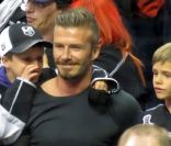 David Beckham et ses fils Cruz et Romeo pendant la finale de la Stanley Cup au Staples Center de Los Angeles, le 11 juin 2012.