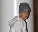 Justin Bieber vient chercher sa petite amie Selena Gomez, à l'aéroport de Toronto, le vendredi 15 juin 2012.