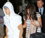 Justin Bieber vient chercher sa petite amie Selena Gomez, à l'aéroport de Toronto, le vendredi 15 juin 2012.