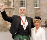 Sean Connery revetu d'un Kilt en compagnie de sa femme francaise Micheline Roquebrune