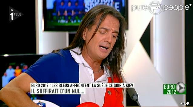 Francis Lalanne pousse la chansonette pour Laurent Blanc et les Bleus sur I>Télé le 18 juin 2012
