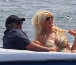 Victoria Silvestedt : moment de complicité avec son fiancé Maurice dans la baie de Monaco le 24 juin 2012 