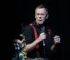 Hugh Laurie : En plein concert, il trinque à la santé de ses fans