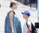 Reese Witherspoon, enceinte, et son fils Deacon, sur le tournage du film Devil's knot, à Atlanta, le 26 juin 2012