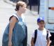 Reese Witherspoon, enceinte, et son fils Deacon, sur le tournage du film Devil's knot, à Atlanta, le 26 juin 2012