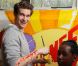 Andrew Garfield, dans une maison de la jeunesse et de la culture à Brooklyn, New York, le 26 juin, dans le cadre de l'initiative Be Amazing