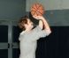 Andrew Garfield tente de faire un panier dans une maison de la jeunesse et de la culture à Brooklyn, New York, le 26 juin, dans le cadre de l'initiative Be Amazing
