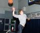 Andrew Garfield, as du basket-ball, dans une maison de la jeunesse et de la culture à Brooklyn, New York, le 26 juin, dans le cadre de l'initiative Be Amazing