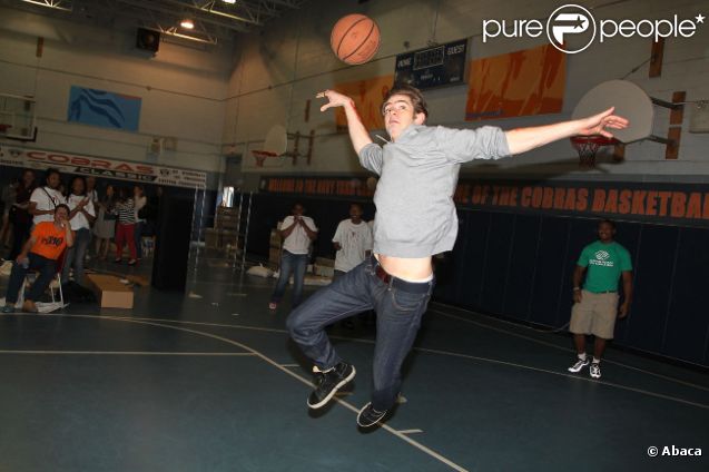 Andrew Garfield, as du basket, dans une maison de la jeunesse et de la culture à Brooklyn, New York, le 26 juin, dans le cadre de l'initiative Be Amazing