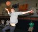 Andrew Garfield, as du basket, dans une maison de la jeunesse et de la culture à Brooklyn, New York, le 26 juin, dans le cadre de l'initiative Be Amazing