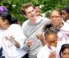 Andrew Garfield dans une maison de la jeunesse et de la culture à Brooklyn, New York, le 26 juin, dans le cadre de l'initiative Be Amazing