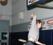 Andrew Garfield, as du basket-ball, dans une maison de la jeunesse et de la culture à Brooklyn, New York, le 26 juin, dans le cadre de l'initiative Be Amazing
